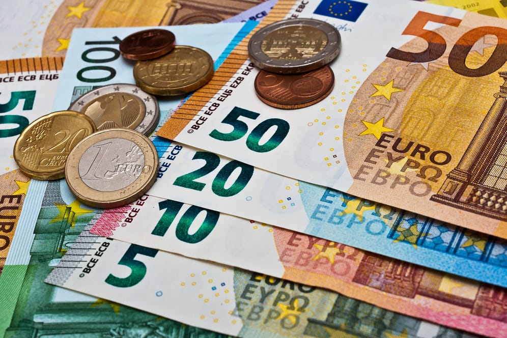 Euroscheine (Symbolbild): Eine Lücke im Gesetz kann Erben einiges an Erbschaftsteuer sparen.