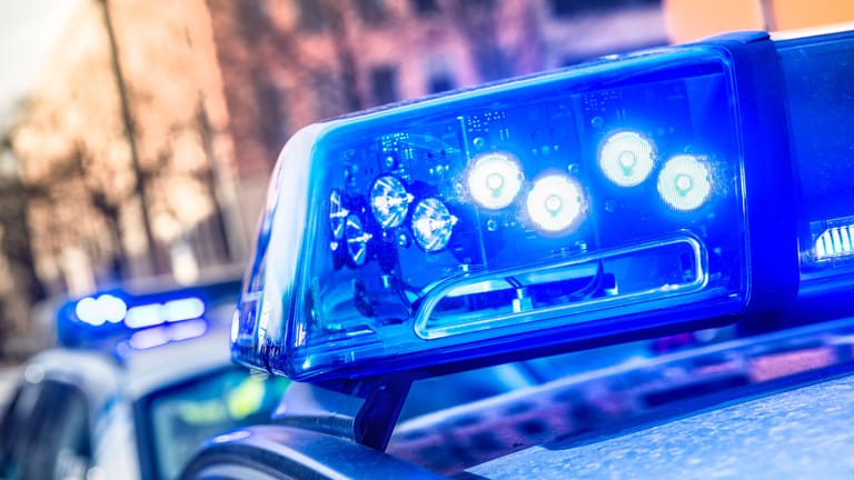 Blaulicht auf einem Polizeiauto: In Hannover wurde eine junge Frau vergewaltigt.