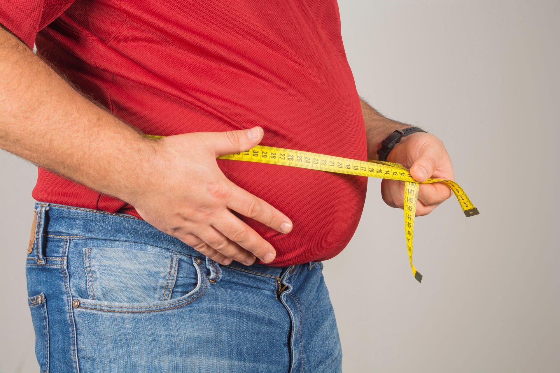 Eine Adipositas oder Fettleibigkeit beschreibt ein Übergewicht, bei dem der BMI (Body-Mass-Index) über einem Wert von 30 liegt. Mit einer erhöhten Fettleibigkeit steigt auch das Risiko für diverse Erkrankungen, wie Diabetes oder Herz-Kreislauf-Erkrankung. Ab einem BMI von 30 bis 35 wird von einer Adipositas ersten Grades gesprochen, zwischen 35 und 40 zweiten Grades und ab einem Wert von 40 dritten Grades.