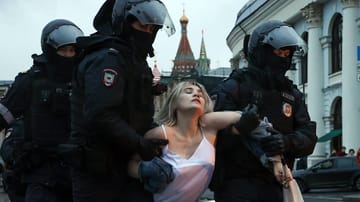 Die Polizei verhaftet Menschen, die in Moskau gegen den Krieg demonstrieren (Archivbild).