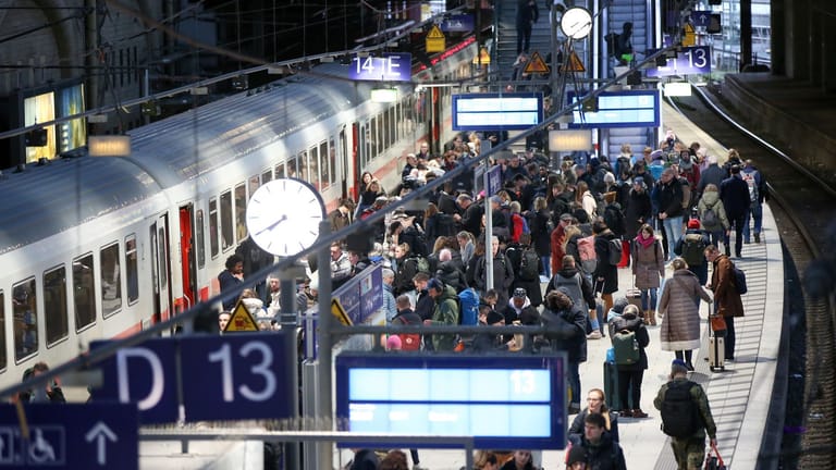 Zahlreiche Reisende warten im Hamburger Hauptbahnhof auf einen Zug (Archivbild): Der Bahnhof soll sicherer werden.