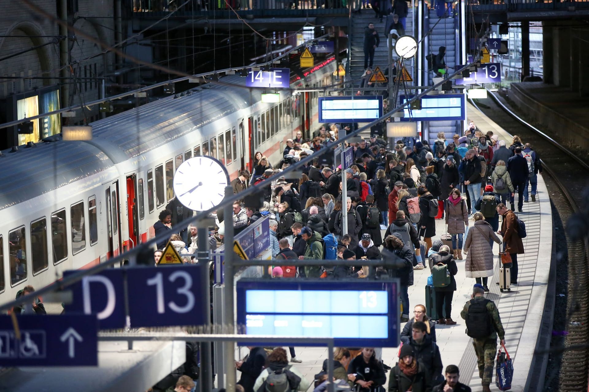 Zahlreiche Reisende warten im Hamburger Hauptbahnhof auf einen Zug (Archivbild): Der Bahnhof soll sicherer werden.