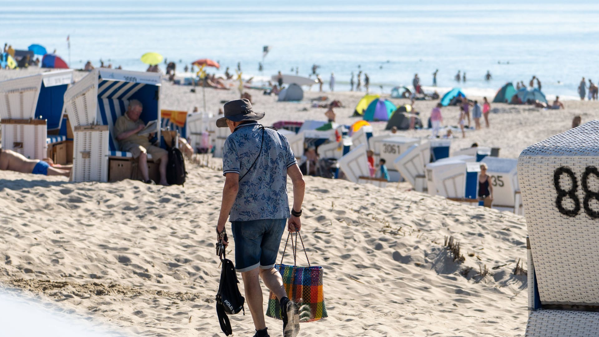 Ein Mann am Strand von Sylt (Symbolbild): Die Nordseeinsel ist zu Ostern weniger beliebt als im Vorjahr.