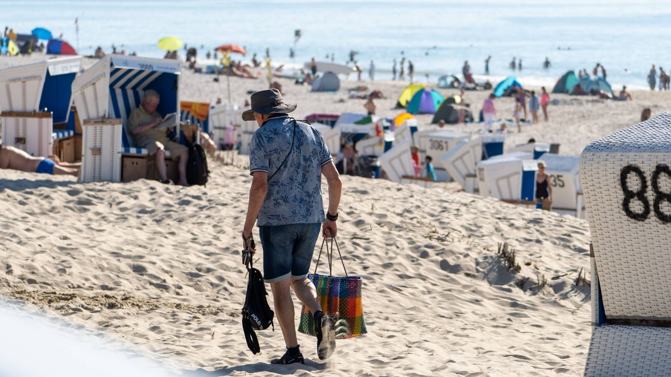 Ein Mann am Strand von Sylt (Symbolbild): Die Nordseeinsel ist zu Ostern weniger beliebt als im Vorjahr.