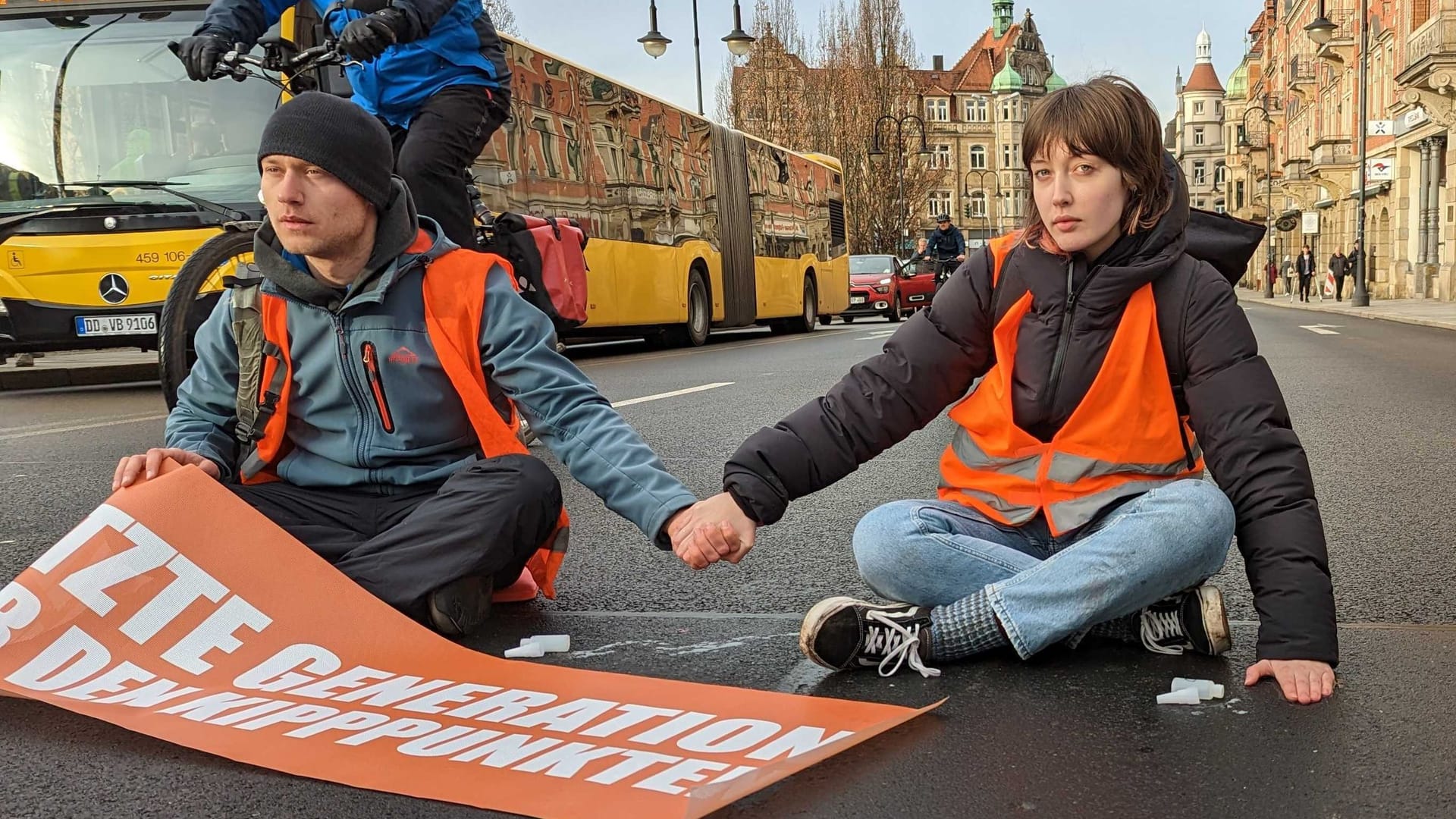 Aktivisten der "Letzten Generation" blockieren eine Straße in Dresden