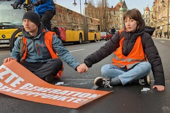 Aktivisten der "Letzten Generation" blockieren eine Straße in Dresden