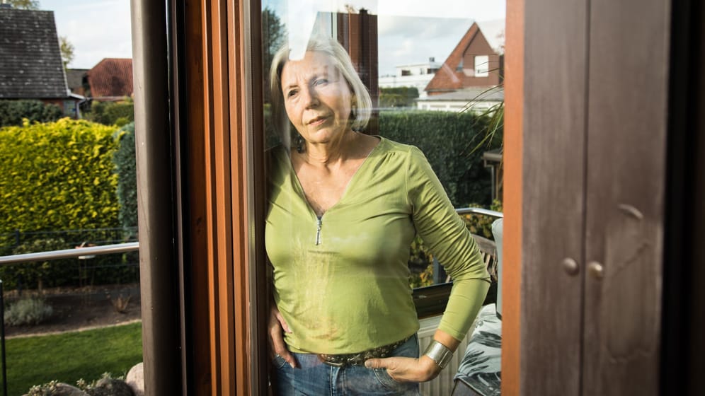 Eine Rentnerin schaut aus dem Fenster (Symbolbild): Ein Erbe ist grundsätzlich erbschaftsteuerpflichtig. Doch es gibt Freibeträge.