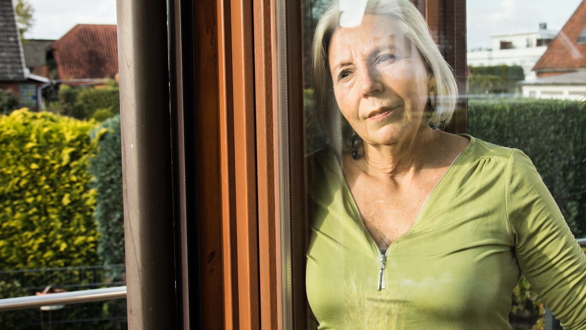 Eine Rentnerin schaut aus dem Fenster (Symbolbild): Ein Erbe ist grundsätzlich erbschaftsteuerpflichtig. Doch es gibt Freibeträge.