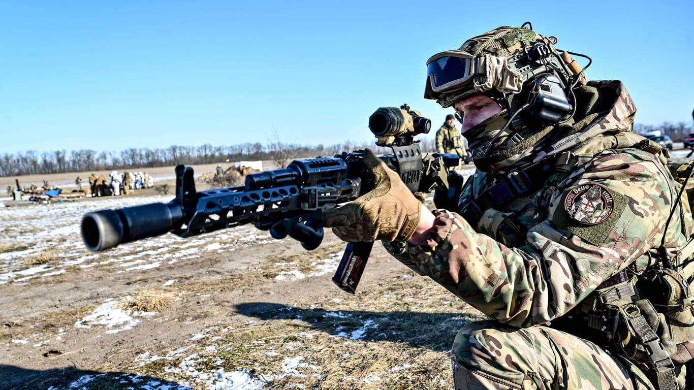 Ukrainischer Soldat (Symbolbild): Die Nato bilde Angehörige der ukrainischen Streitkräfte falsch aus, behauptet ein russischer Offizier.