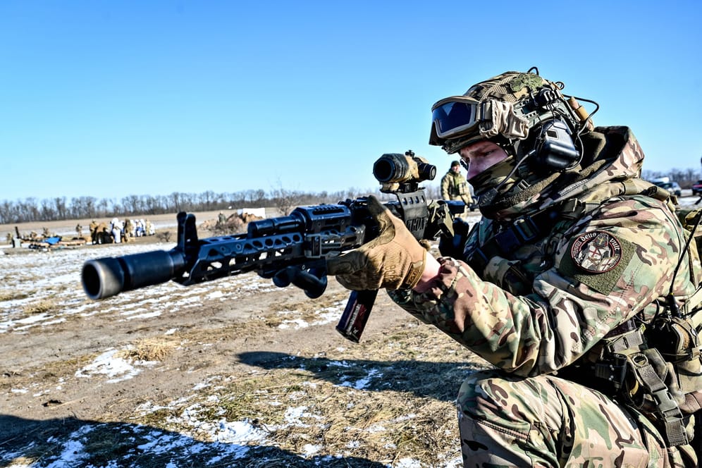 Ukrainischer Soldat (Symbolbild): Die Nato bilde Angehörige der ukrainischen Streitkräfte falsch aus, behauptet ein russischer Offizier.