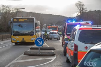 Unfall auf der Straße Otto-Hirsch-Brücken in Stuttgart: Zwei Mädchen und eine Frau werden im Bus verletzt.