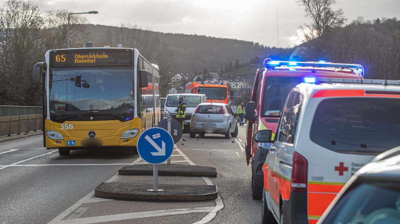Unfall auf der Straße Otto-Hirsch-Brücken in Stuttgart: Zwei Mädchen und eine Frau werden im Bus verletzt.