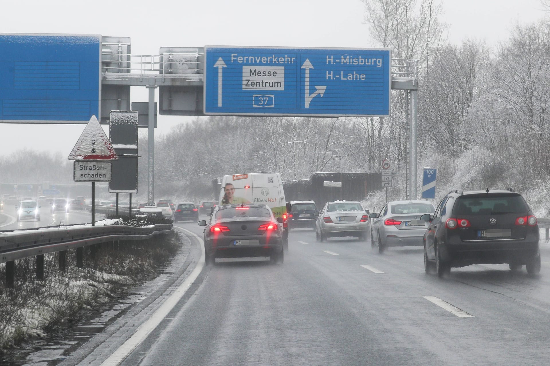 Verkehr auf der A7 bei Hannover: Der Wintereinbruch in Niedersachsen hat am Samstag zu Unfällen geführt.