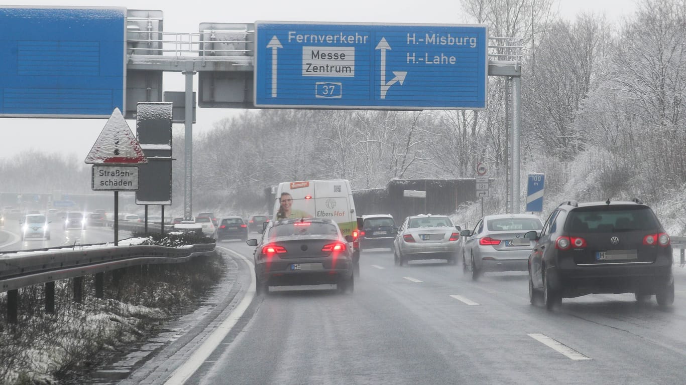 Verkehr auf der A7 bei Hannover: Der Wintereinbruch in Niedersachsen hat am Samstag zu Unfällen geführt.
