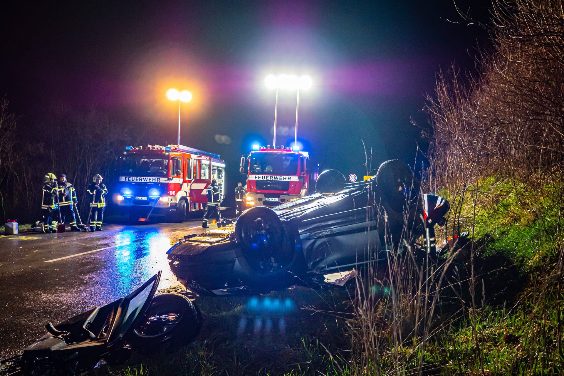 Unfall mit zwei Fahrzeugen auf der B297: Drei Menschen werden bei dem Frontalzusammenstoß verletzt.