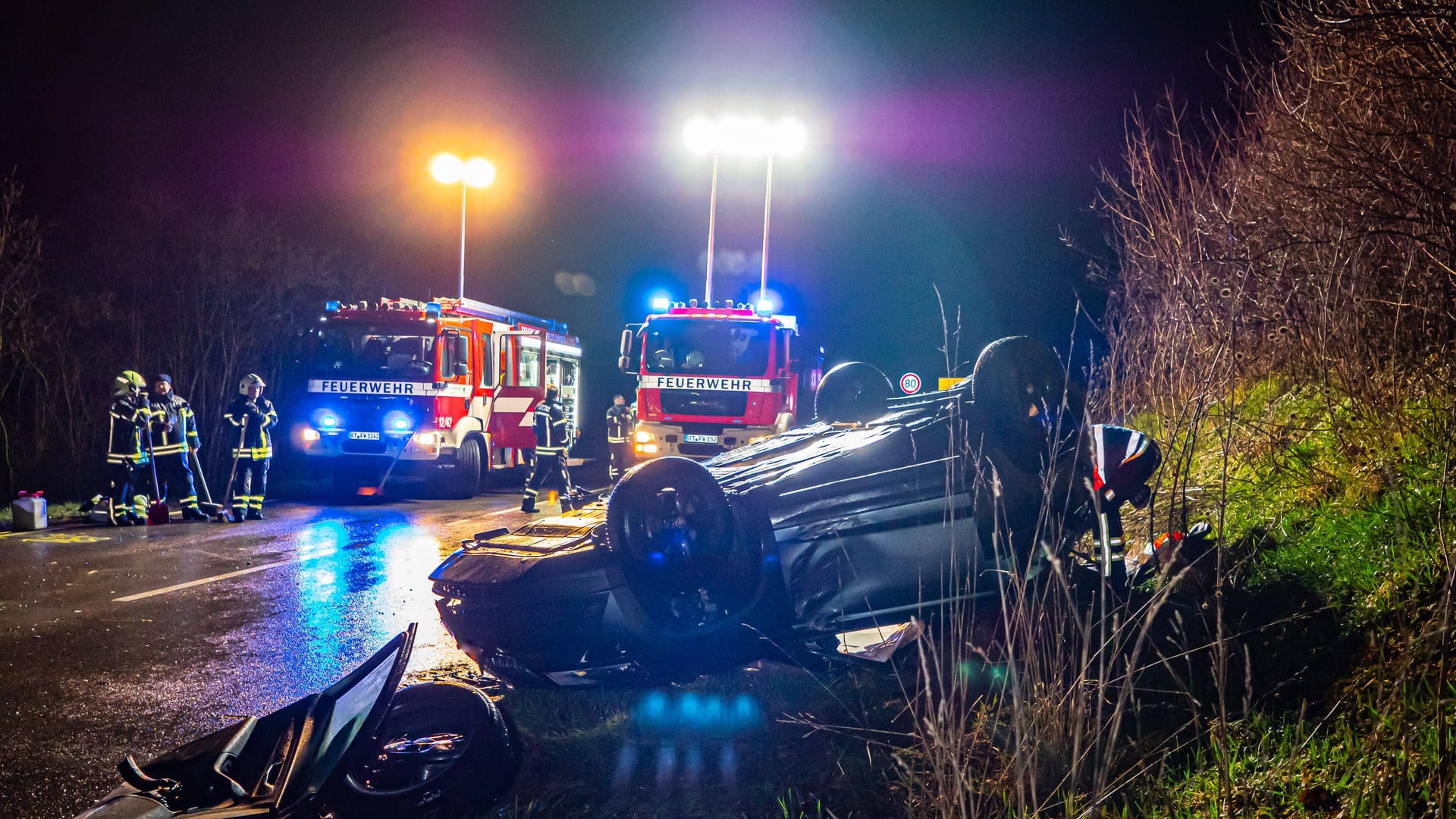 Unfall mit zwei Fahrzeugen auf der B297: Drei Menschen werden bei dem Frontalzusammenstoß verletzt. Unfall mit zwei Fahrzeugen auf der B297: Drei Menschen werden bei dem Frontalzusammenstoß verletzt.