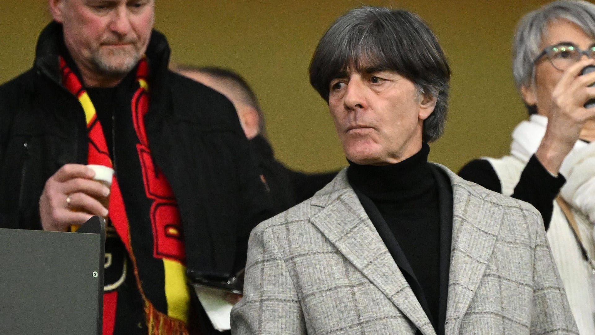 Jogi Löw im Stadion: Der Ex-Bundestrainer schaut sich das Spiel gegen Peru live vor Ort an.