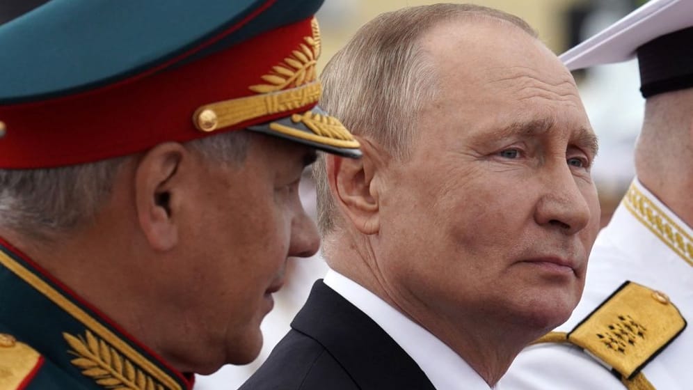 Putin und sein Verteidigungsminister bei einer Militärübung (Archivbild): Nato-Generalsekretär Stoltenberg sieht derzeit kein Ende des Ukraine-Kriegs.