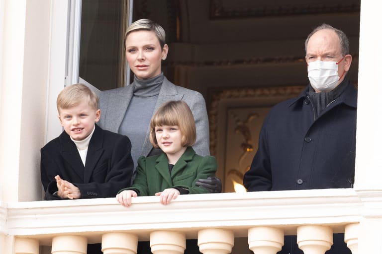 Charlène, Jacques, Gabriella und Albert: Die Fürstenfamilie im Januar 2023 am Palastbalkon.