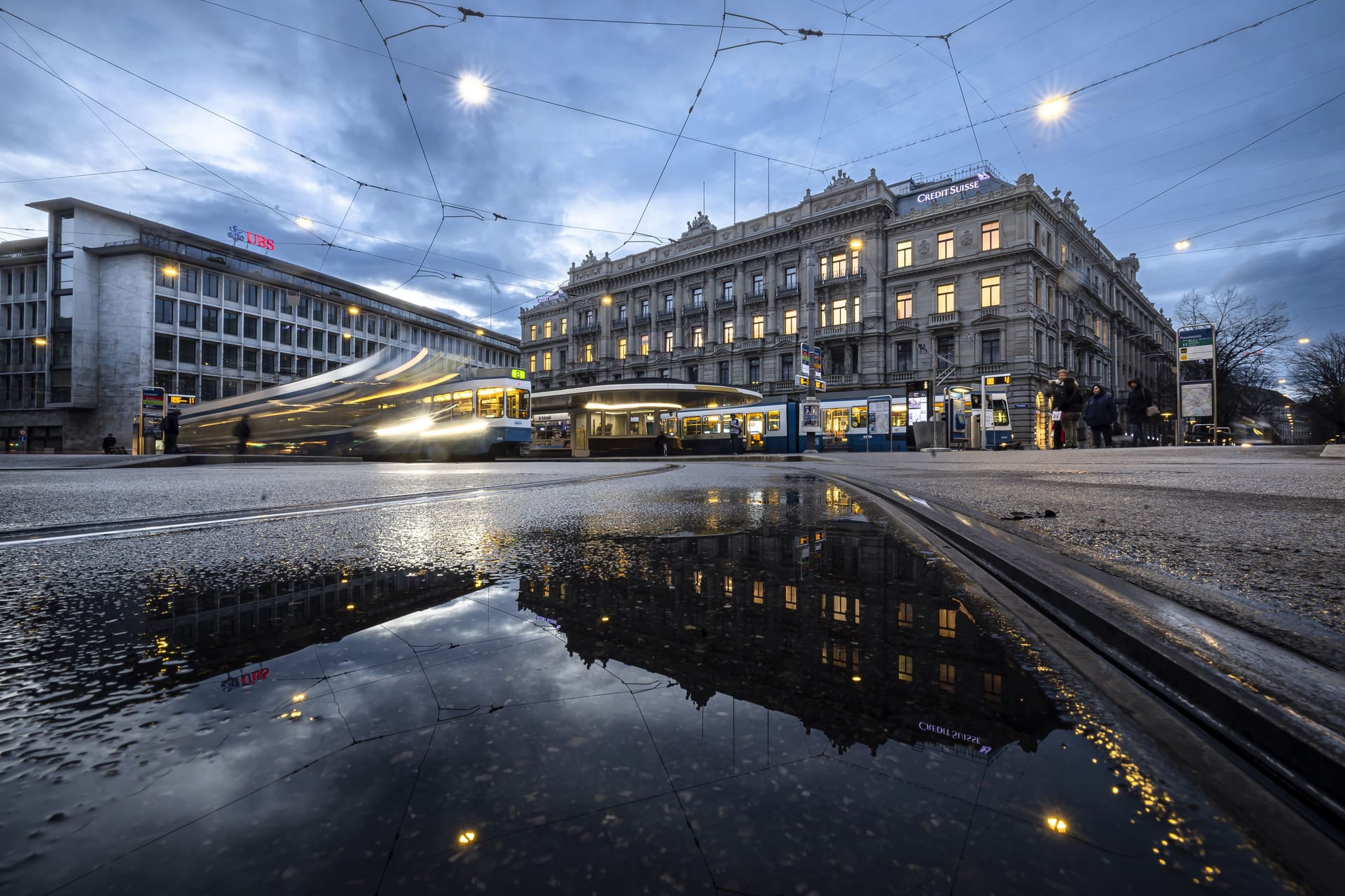 Hauptsitze der Schweizer Banken Credit Suisse (r.) und UBS (l.): Wer derzeit Aktien bestimmter Banken hält, braucht starke Nerven.