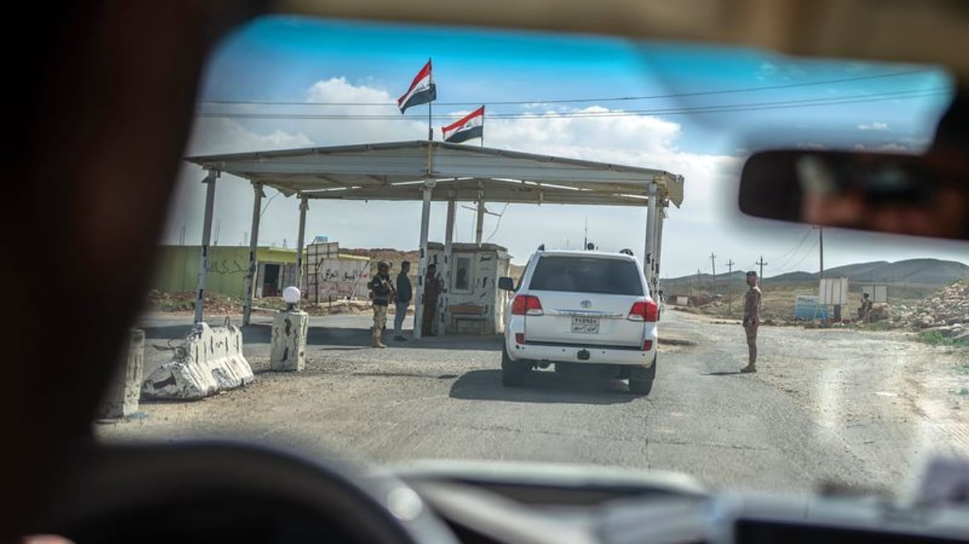 Irak: Der Konvoi mit Annalena Baerbock passiert immer wieder Checkpoint der irakischen Armee.