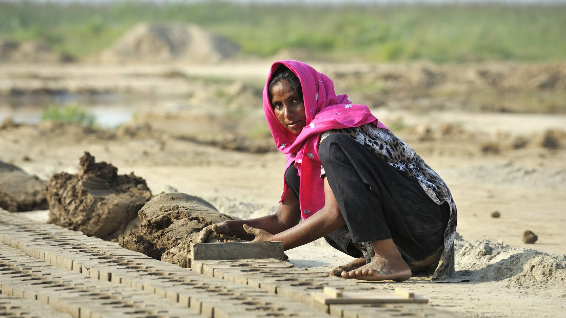 Arbeiterin in Pakistan (Symboldbild): Das deutsche Lieferkettengesetz kann nicht alle Missstände beseitigen.