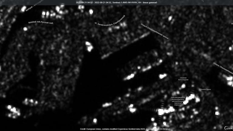 Satellite image of Russian naval base Baltijsk: "SS-750" is not visible. It was leaving the port on the night of September 21, presumably together with two tugs.