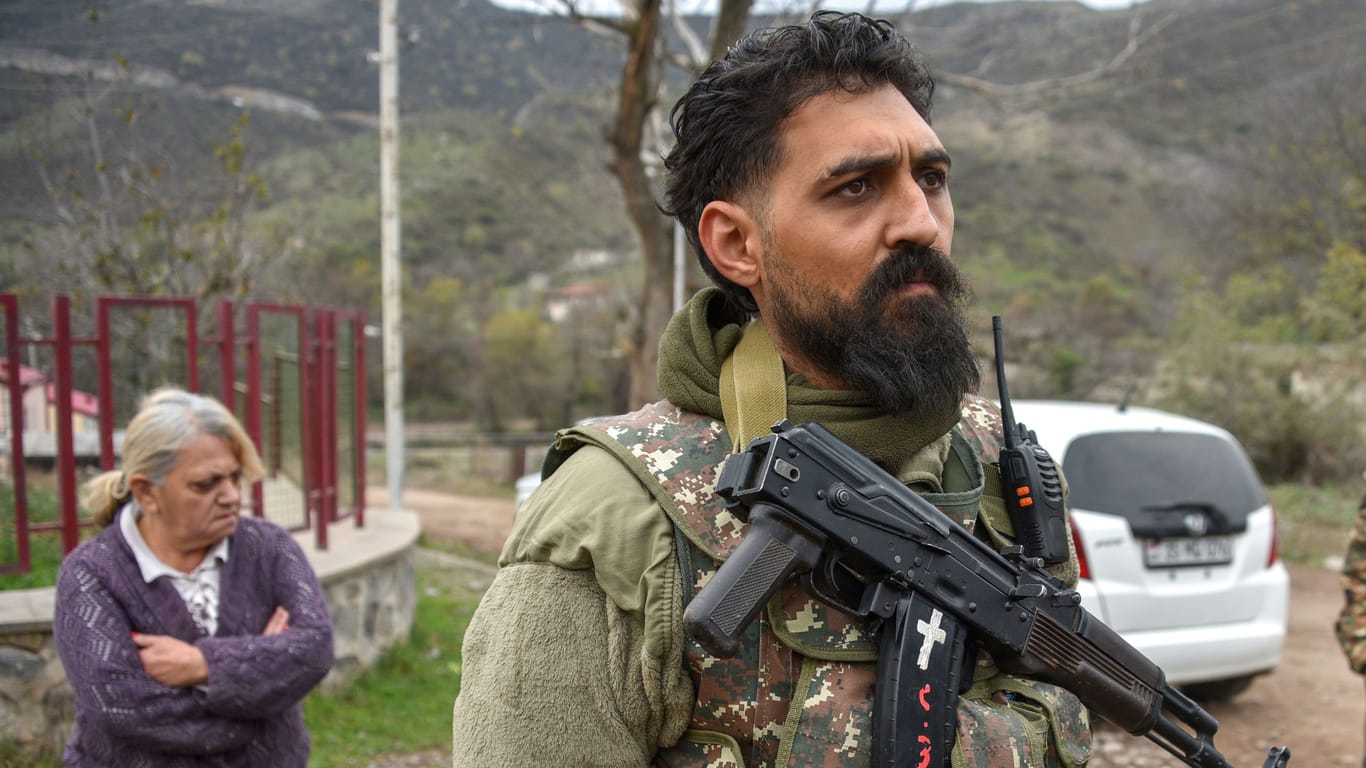 Bewaffneter im Lachin-Korridor: Freiwillige bewachen den Weg zur aserbaidschanischen Blockade.