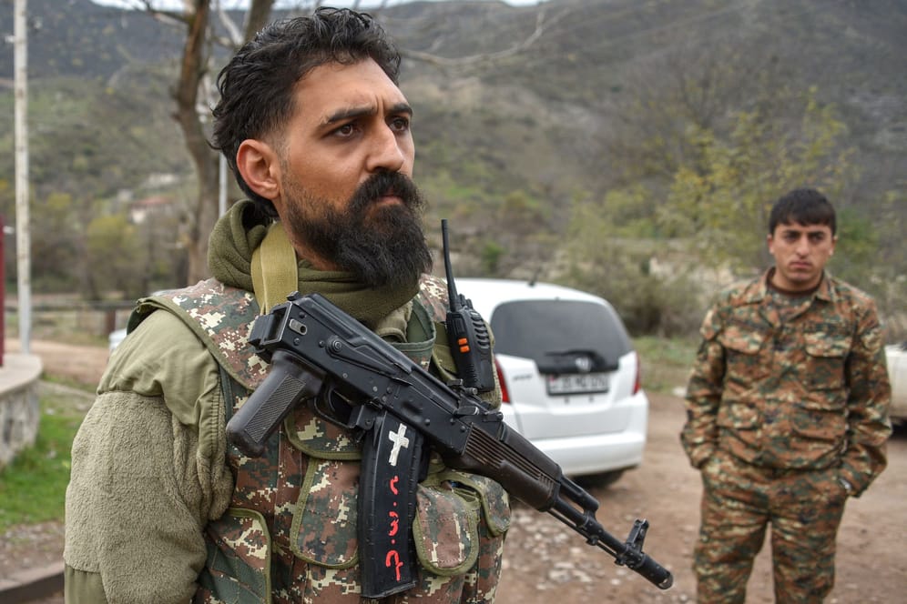 Bewaffneter im Lachin-Korridor: Freiwillige bewachen den Weg zur aserbaidschanischen Blockade.