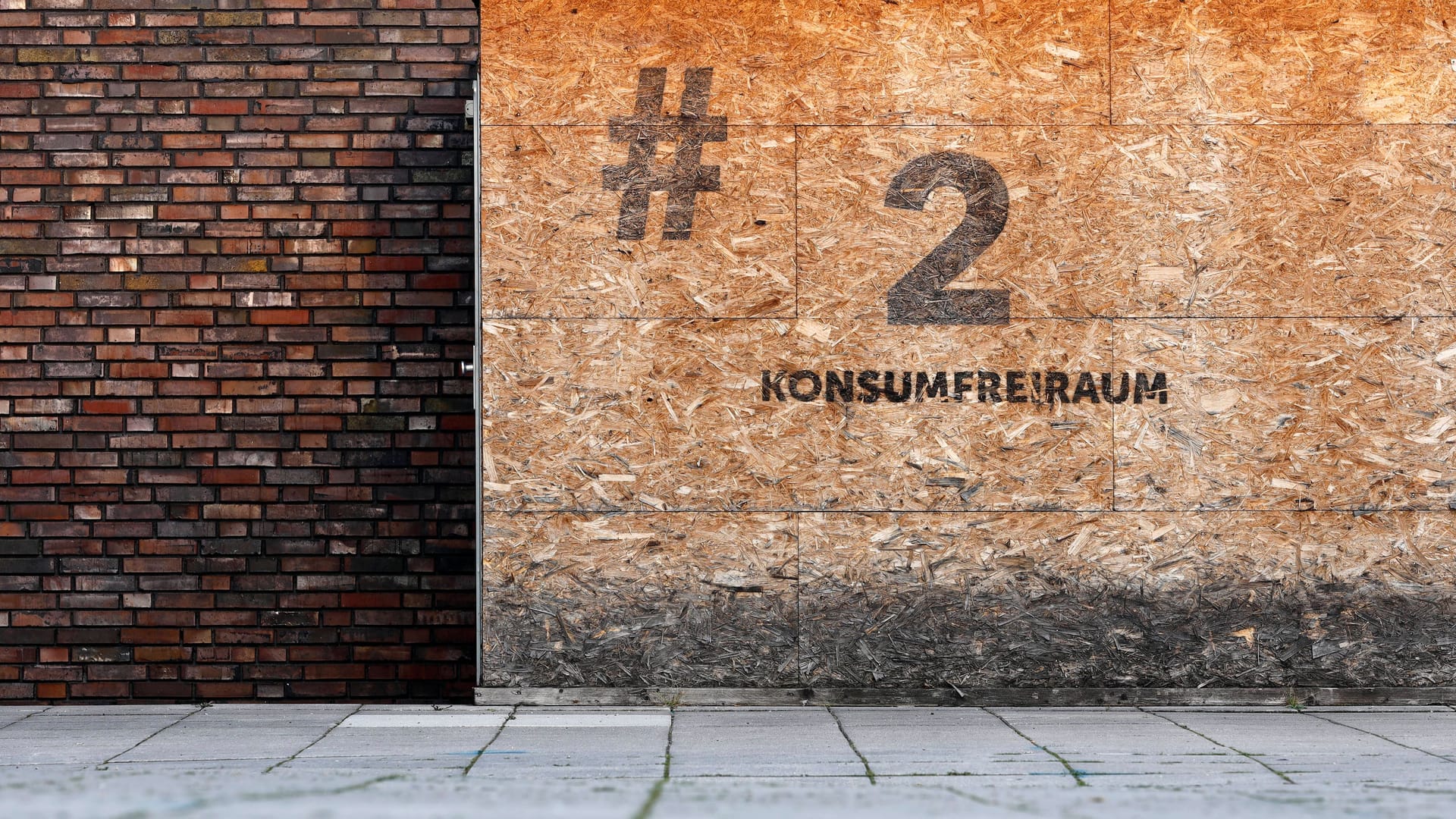 Eine Holzbox für Drogensüchtige am Neumarkt in Köln (Archivbild): Inzwischen gibt es besser ausgestattete Konsumräume im Gesundheitsamt. Eine Holzbox für Drogensüchtige am Neumarkt in Köln (Archivbild): Inzwischen gibt es besser ausgestattete Konsumräume im Gesundheitsamt.