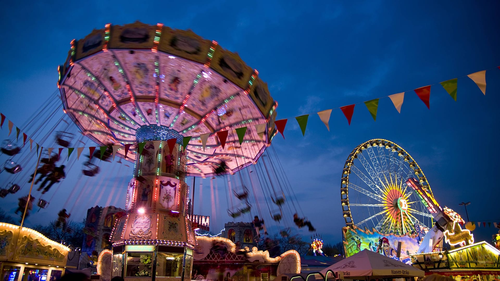 Ein Kettenkarussel auf dem Plärrer in Augsburg (Symbolbild): In der Fuggerstadt beginnt am Wochenende mit dem Frühlingsfest im Stadtteil Göggingen die Volksfestsaison.