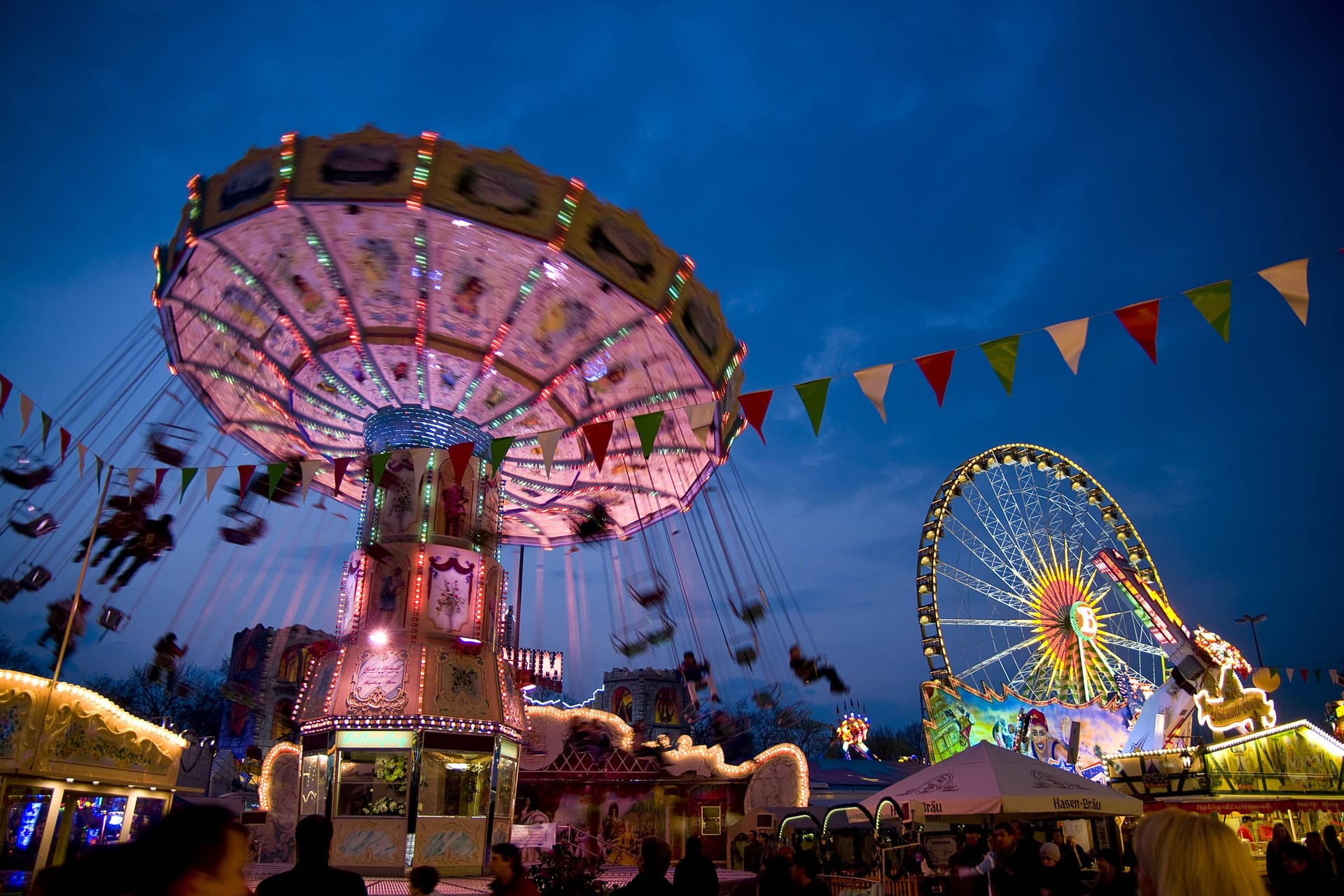 Ein Kettenkarussel auf dem Plärrer in Augsburg (Symbolbild): In der Fuggerstadt beginnt am Wochenende mit dem Frühlingsfest im Stadtteil Göggingen die Volksfestsaison.