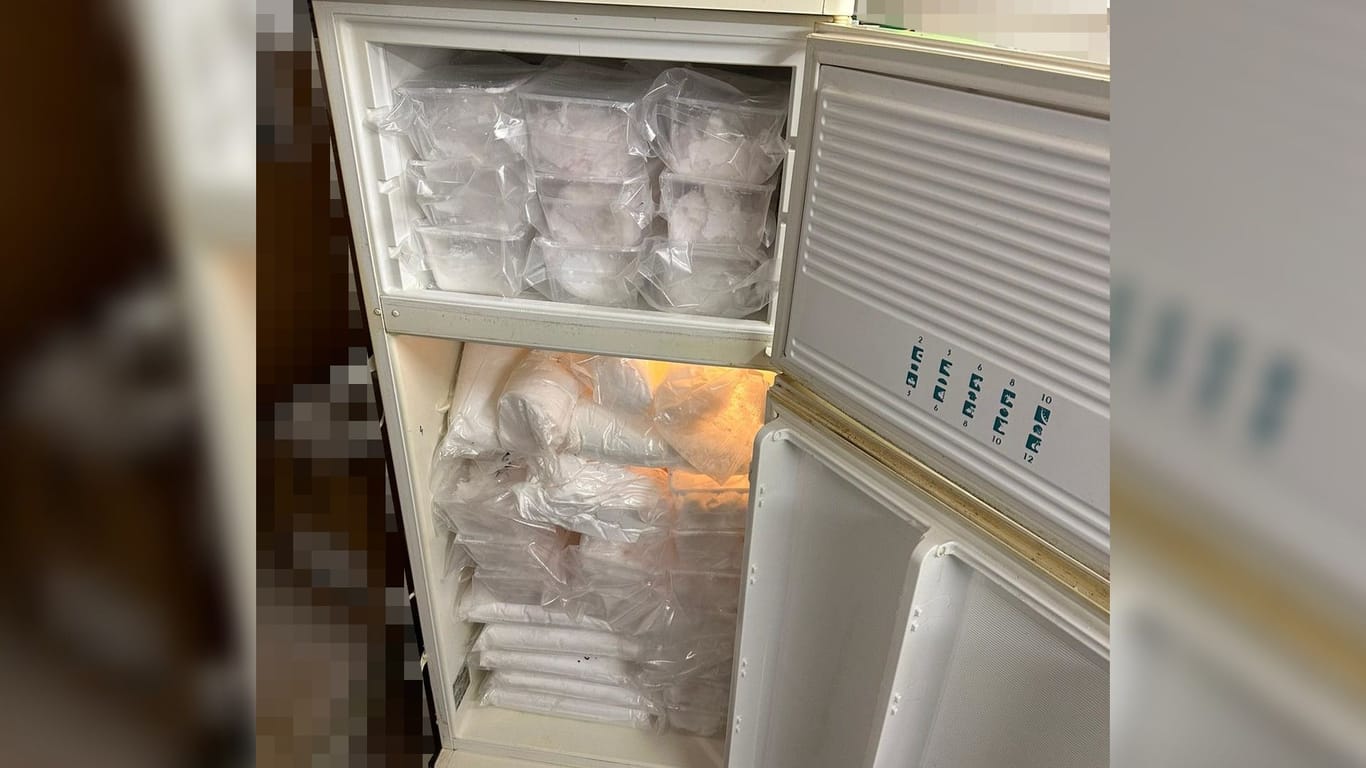Ein Kühlschrank mit Amphetamin: In der Wohnung des 31-Jährigen fanden die Polizisten zwei Kühlschränke vollgepackt mit Drogen.