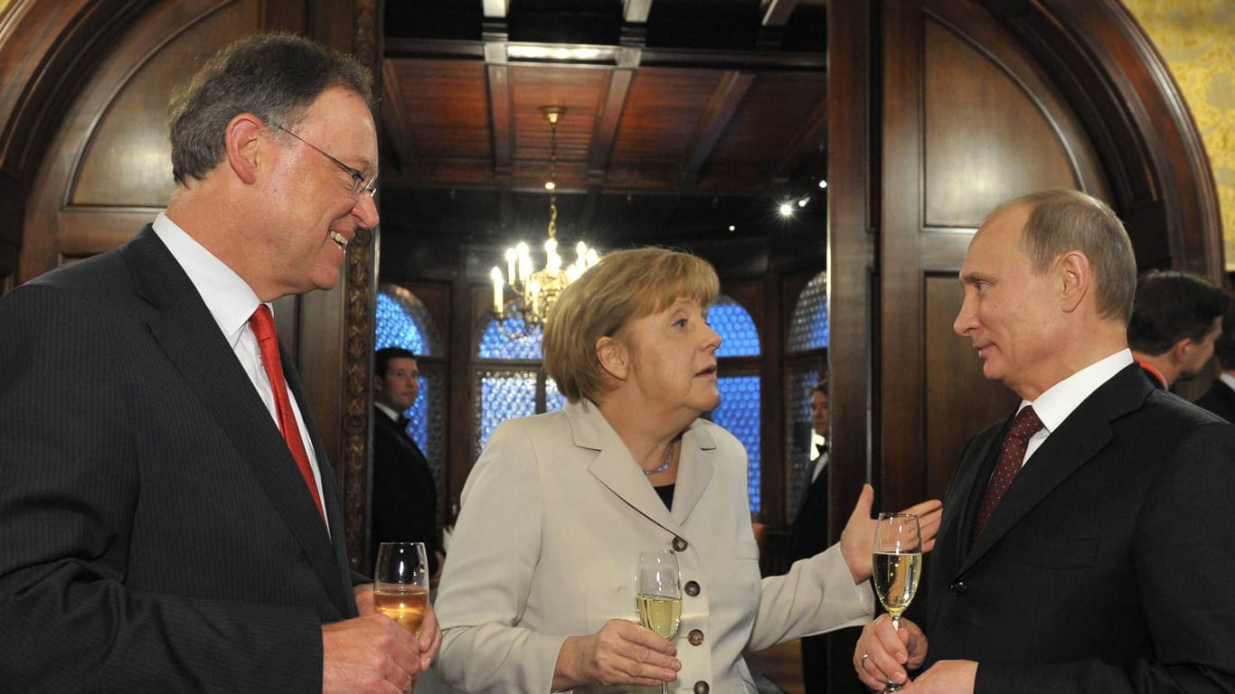 Stephan Weil (SPD), Angela Merkel (CDU) und Wladimir Putin trinken in Hannover Champagner (Archivbild): Wie intensiv war die Moskau-Connection von Hannovers SPD?