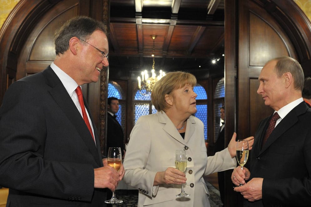 Stephan Weil (SPD), Angela Merkel (CDU) und Wladimir Putin trinken in Hannover Champagner (Archivbild): Wie intensiv war die Moskau-Connection von Hannovers SPD?
