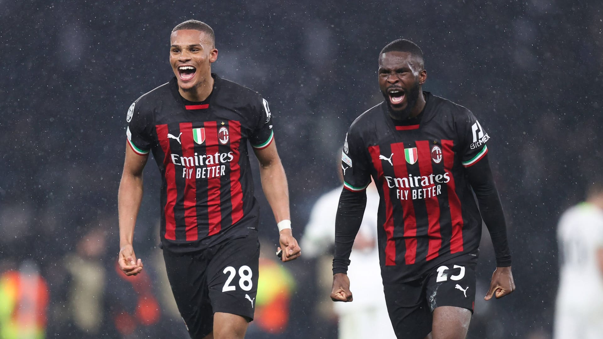 Malick Thiaw (l.) feiert mit Fikayo Tomori das Weiterkommen: Der AC Mailand steht im Viertelfinale.