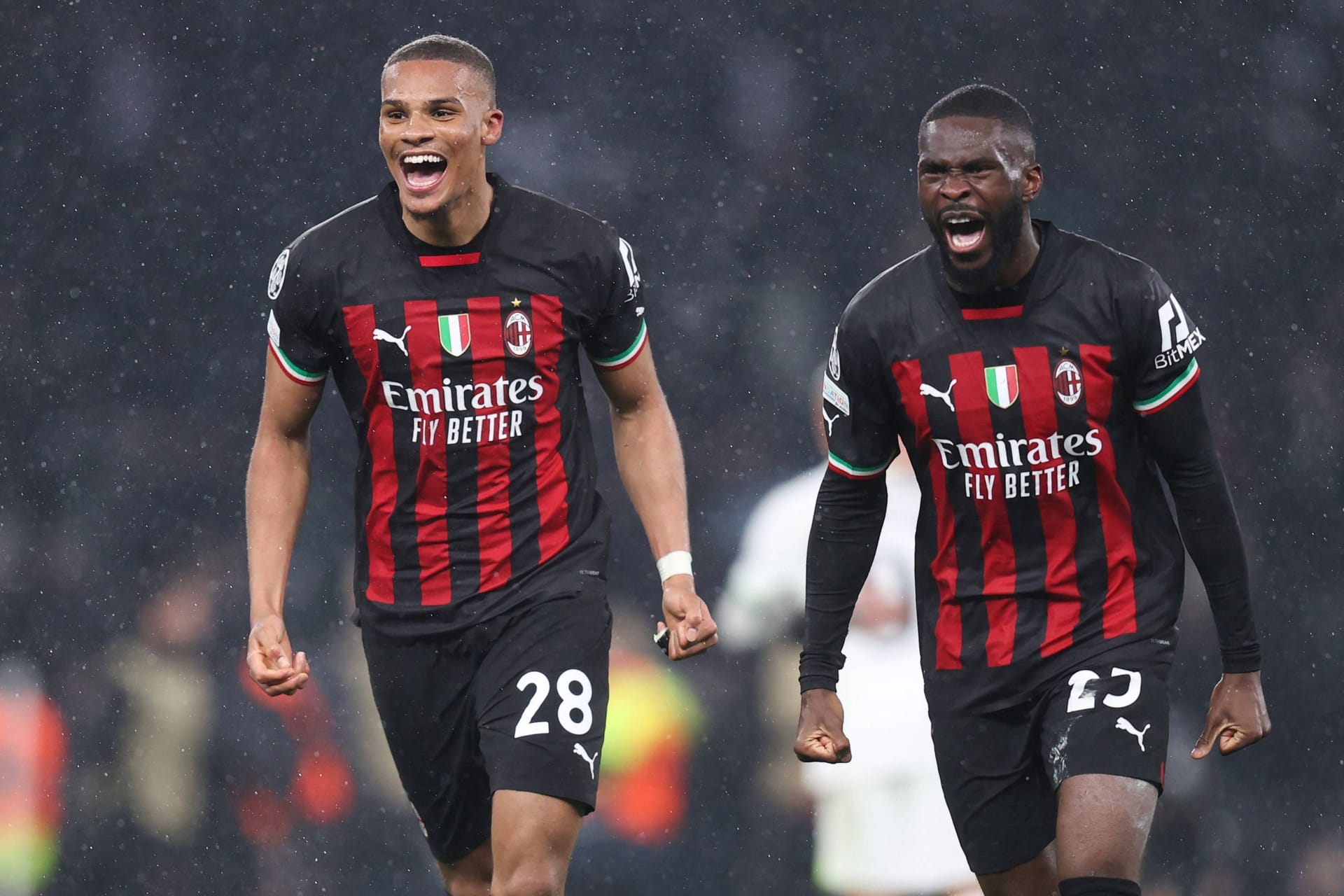 Malick Thiaw (l.) feiert mit Fikayo Tomori das Weiterkommen: Der AC Mailand steht im Viertelfinale.