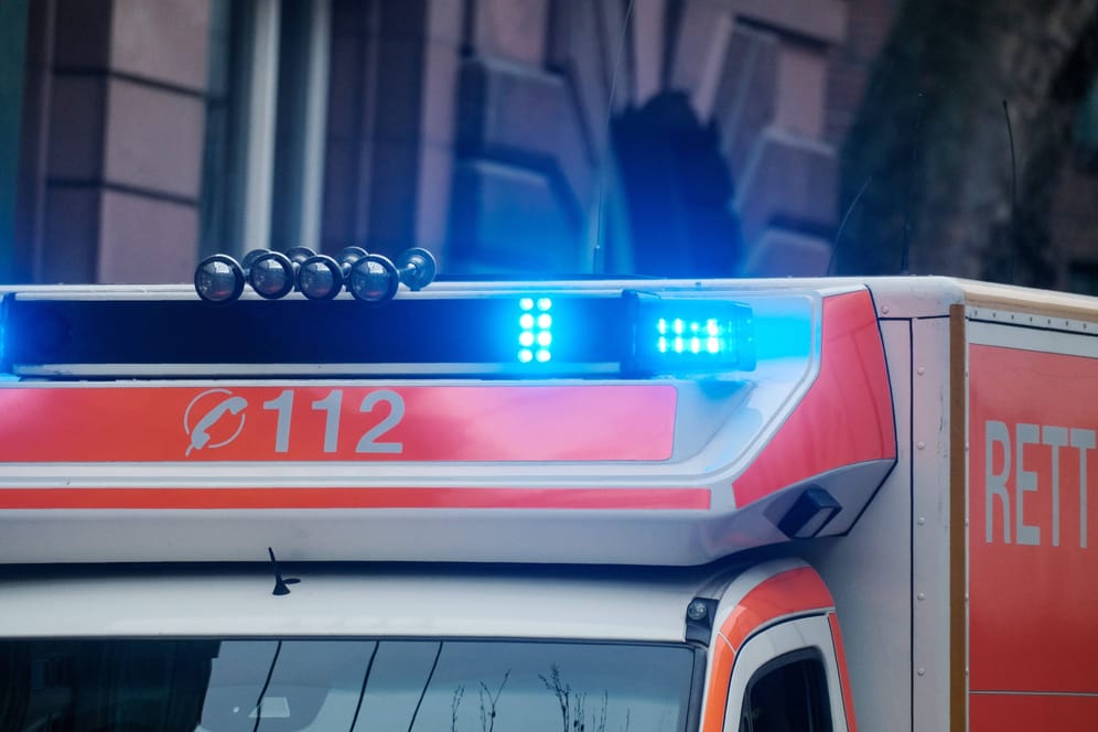 Rettungswagen mit Blaulicht: Eine 16-Jährige wurde bei einem Unfall schwer verletzt.