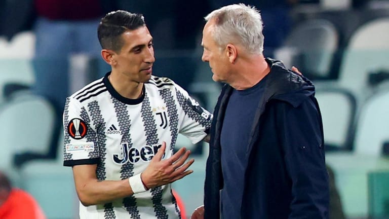 Weltmeister Ángel Di Maria (l.) gibt Freiburgs Trainer Christian Streich nach dem Hinspiel die Hand: Die Breisgauer wollen im Rückspiel die Sensation schaffen.
