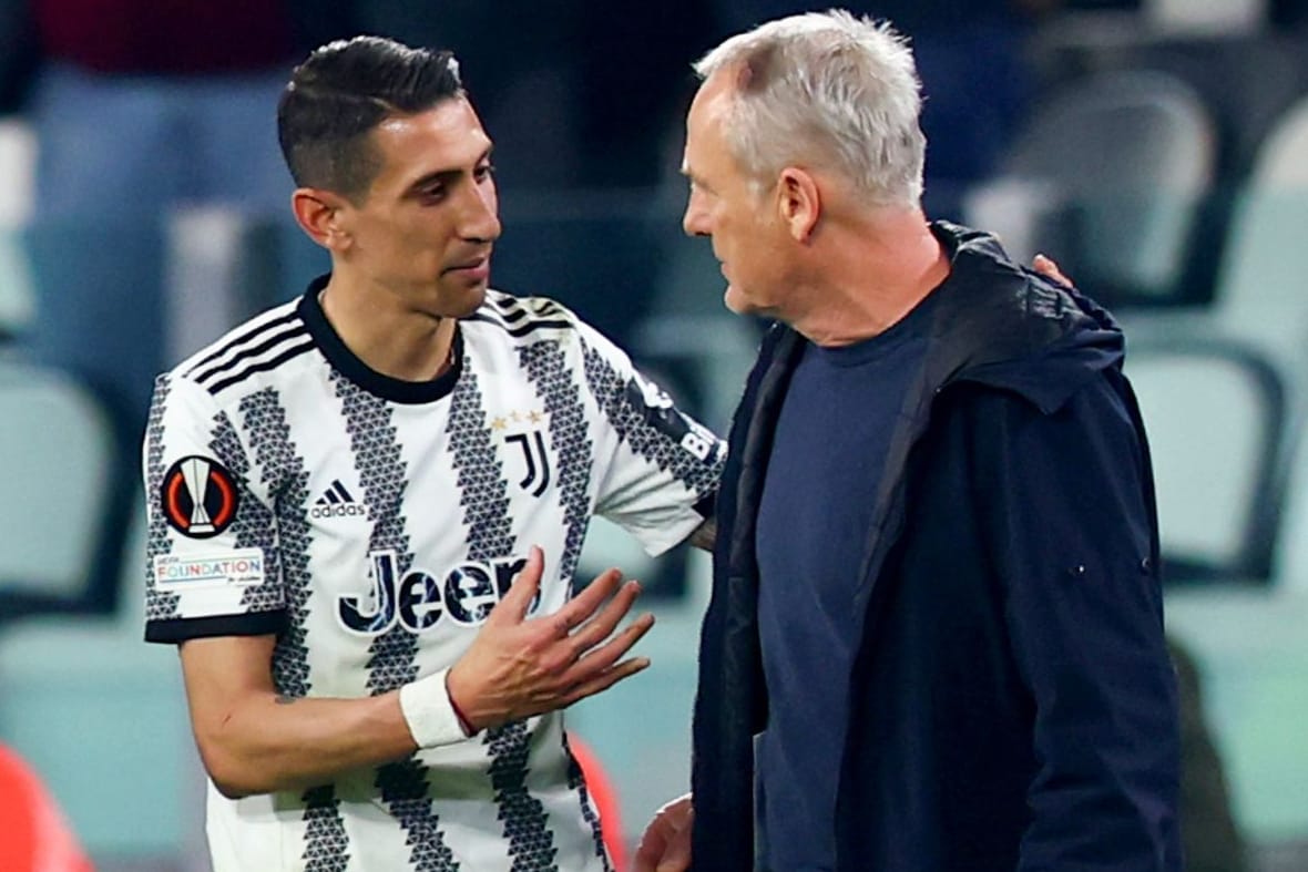 Weltmeister Ángel Di Maria (l.) gibt Freiburgs Trainer Christian Streich nach dem Hinspiel die Hand: Die Breisgauer wollen im Rückspiel die Sensation schaffen.