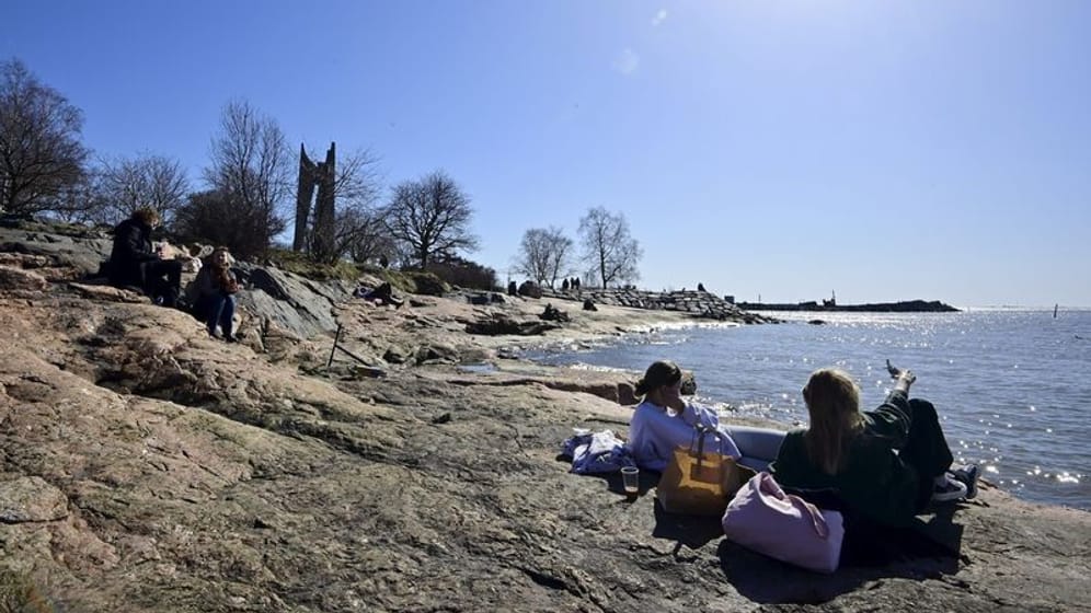 Menschen genießen in Helsinki die Frühlingssonne: