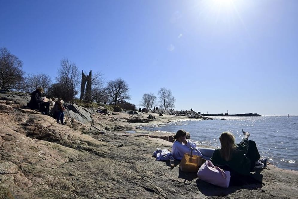 Menschen genießen in Helsinki die Frühlingssonne: