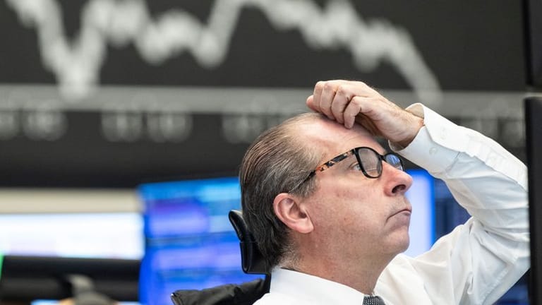 Ein Aktienhändler in Frankfurt: Der Dax rutscht am Montag deutlich ab.