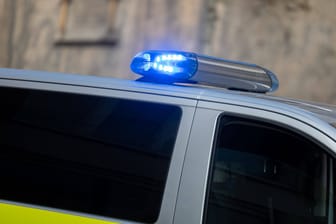 Ein Streifenwagen der Polizei mit aktiviertem Blaulicht (Symbolbild): Bei einem Unfall in Hamburg-Bahrenfeld wurden mehrere Menschen verletzt.