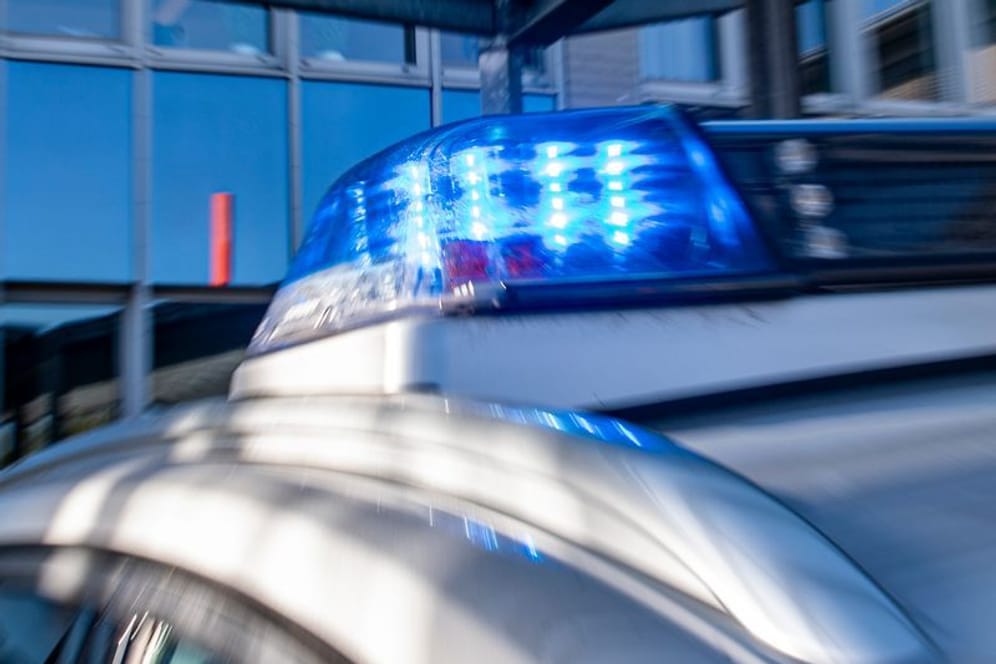 Ein Blaulicht leuchtet auf dem Dach eines Polizeiwagens (Symbolbild): In Niederkassel wurde eine Leiche in einem Kanalschacht gefunden.