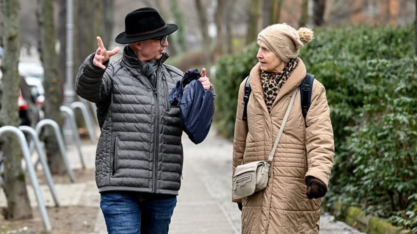 Im Austausch: Helga Müller und Jan Römmler beim Spaziergang. Unter der Motto "Jung trifft Alt" vermittelt der Verein "Freunde alter Menschen" Kontakte zwischen jungen und älteren Menschen.