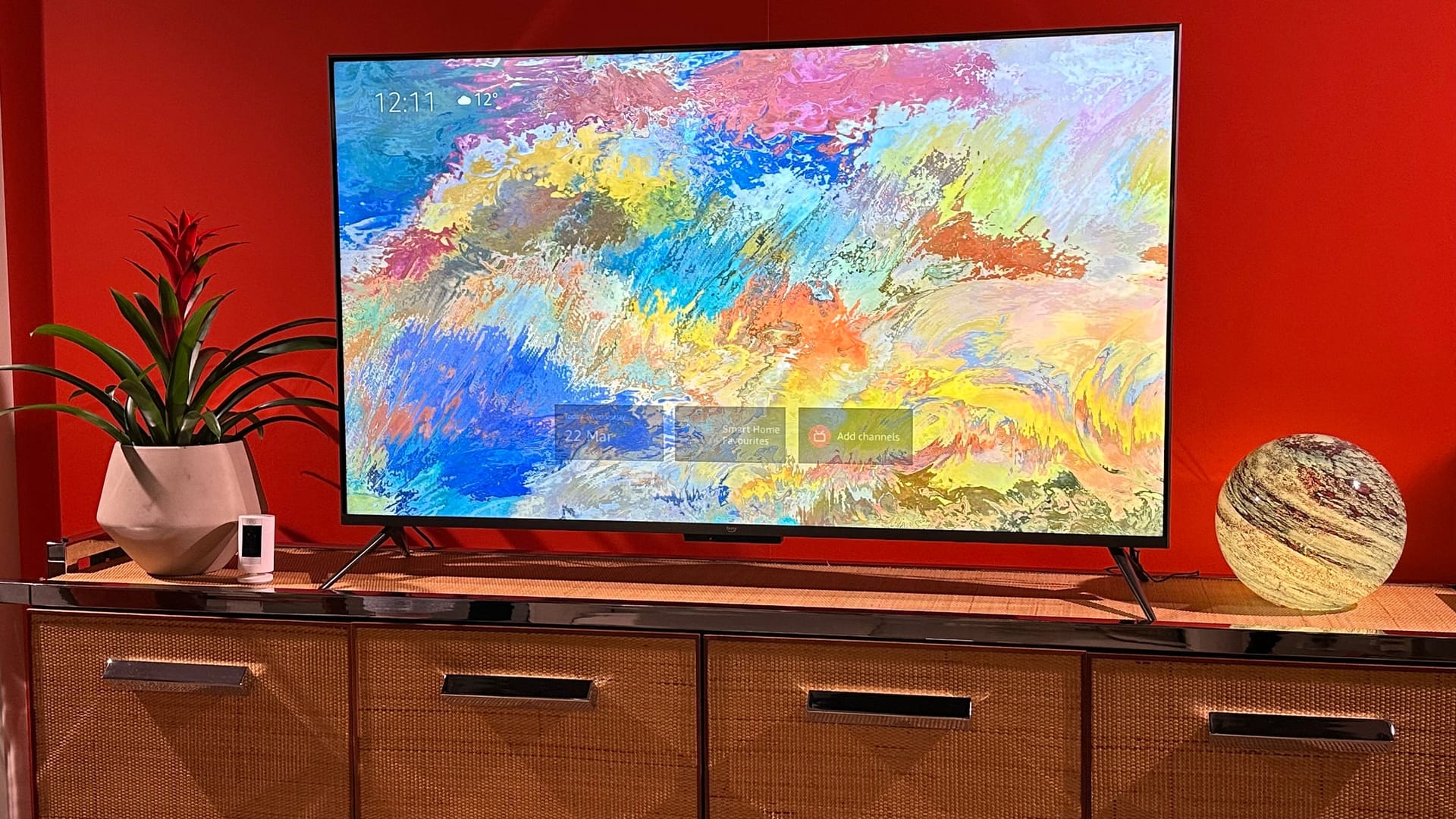 Der Omi QLED-Fernseher: Der TV ist das neue Flaggschiff und zeigt Gemäle auf dem Display.