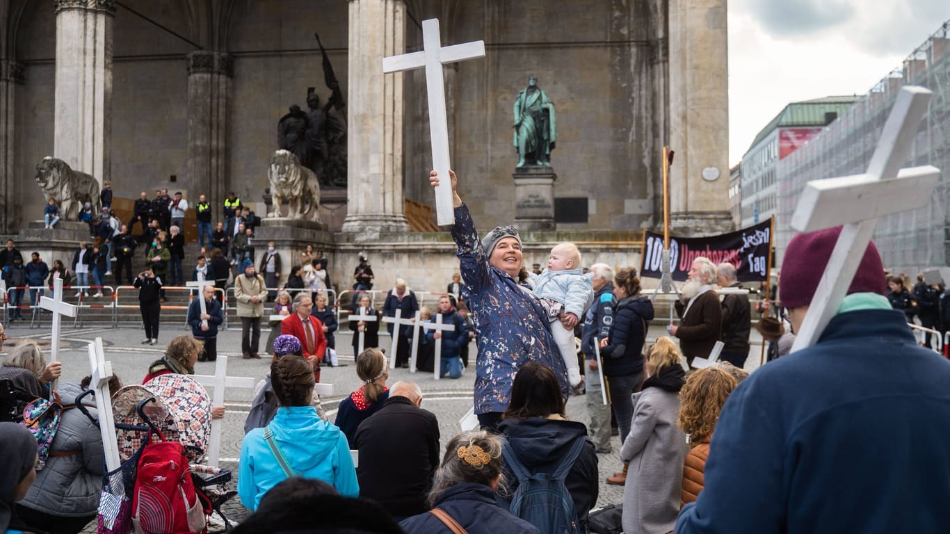 Eine Demonstration christlicher Fundamentalisten protestiert im Oktober 2022 in München gegen das Recht auf Abtreibung: Abtreibungsgegner machen zunehmend auch in Deutschland mobil.