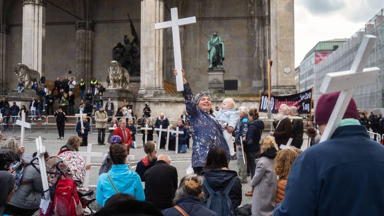 Eine Demonstration christlicher Fundamentalisten protestiert im Oktober 2022 in München gegen das Recht auf Abtreibung: Abtreibungsgegner machen zunehmend auch in Deutschland mobil.