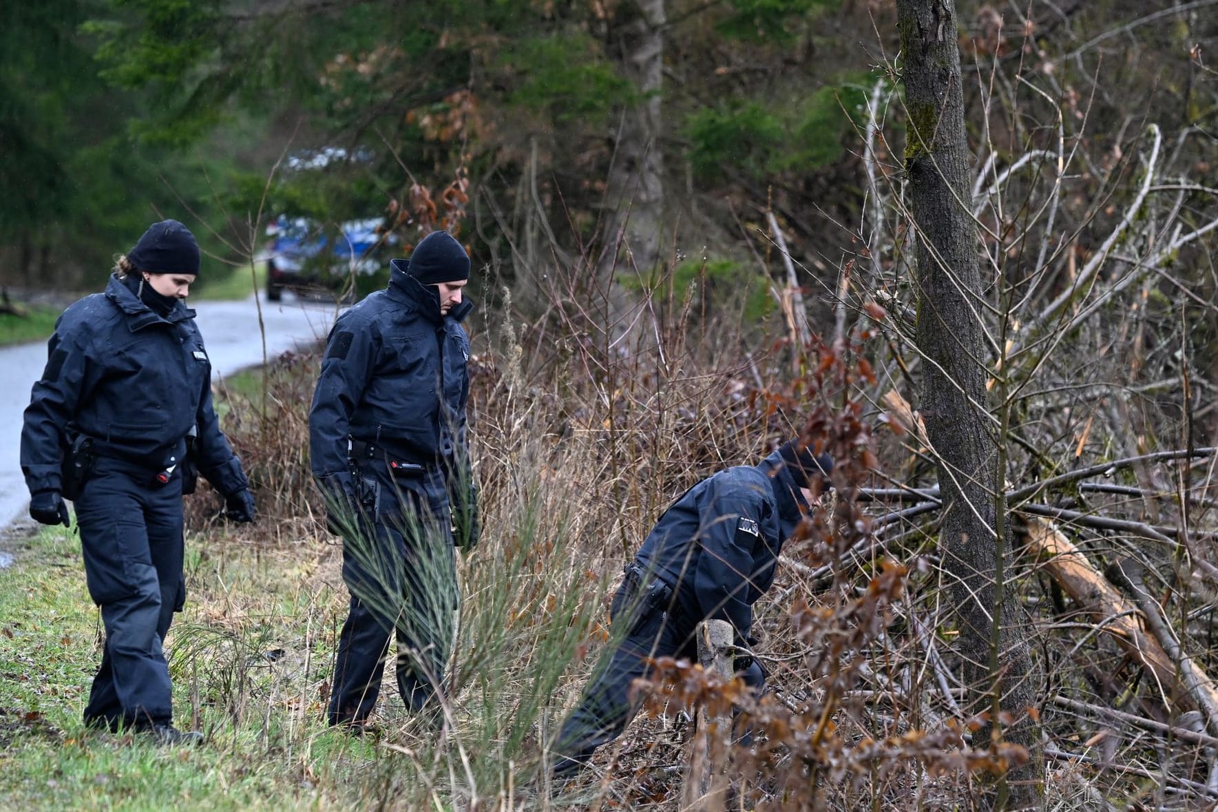 Freudenberg (Nordrhein-Westfalen): Polizisten suchen am Fundort des getöteten Mädchens Luise nach weiteren Hinweisen.